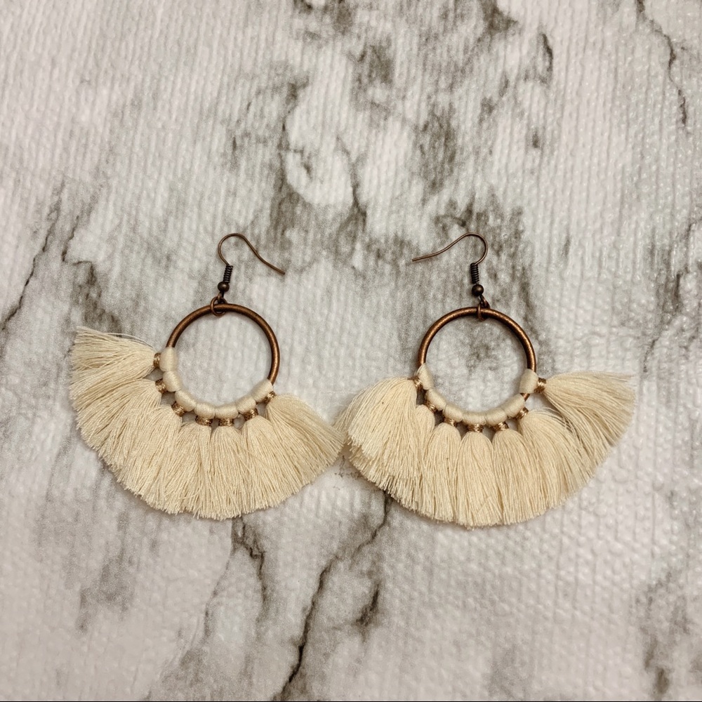 ❤️❤️❤️SOLD❤️❤️❤️2/$20!✨boho chic tassel earrings in cream